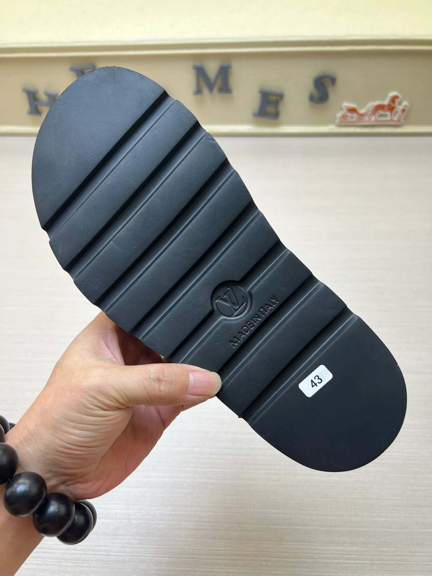 Factory price: 360💰【LOUIS VUITTON】Louis Vuitton, LV printing, men's and women's slippers are on the market, drawer box packaging with cloth bag, card, the upper pattern looks very soft and waxy, super versatile leg slimming artifact. Fabric: imported denim/canvas/old fabric, LV hardware LOGO, official website pattern printing, comfortable to wear, foot pads: high elastic men's shoes💰U water table. Sole: foam sole, heel height: about 5cm. Code number: 35-46, 35, 45, 46 are custom-made and non-returnable. Color: multiple colors and styles available.